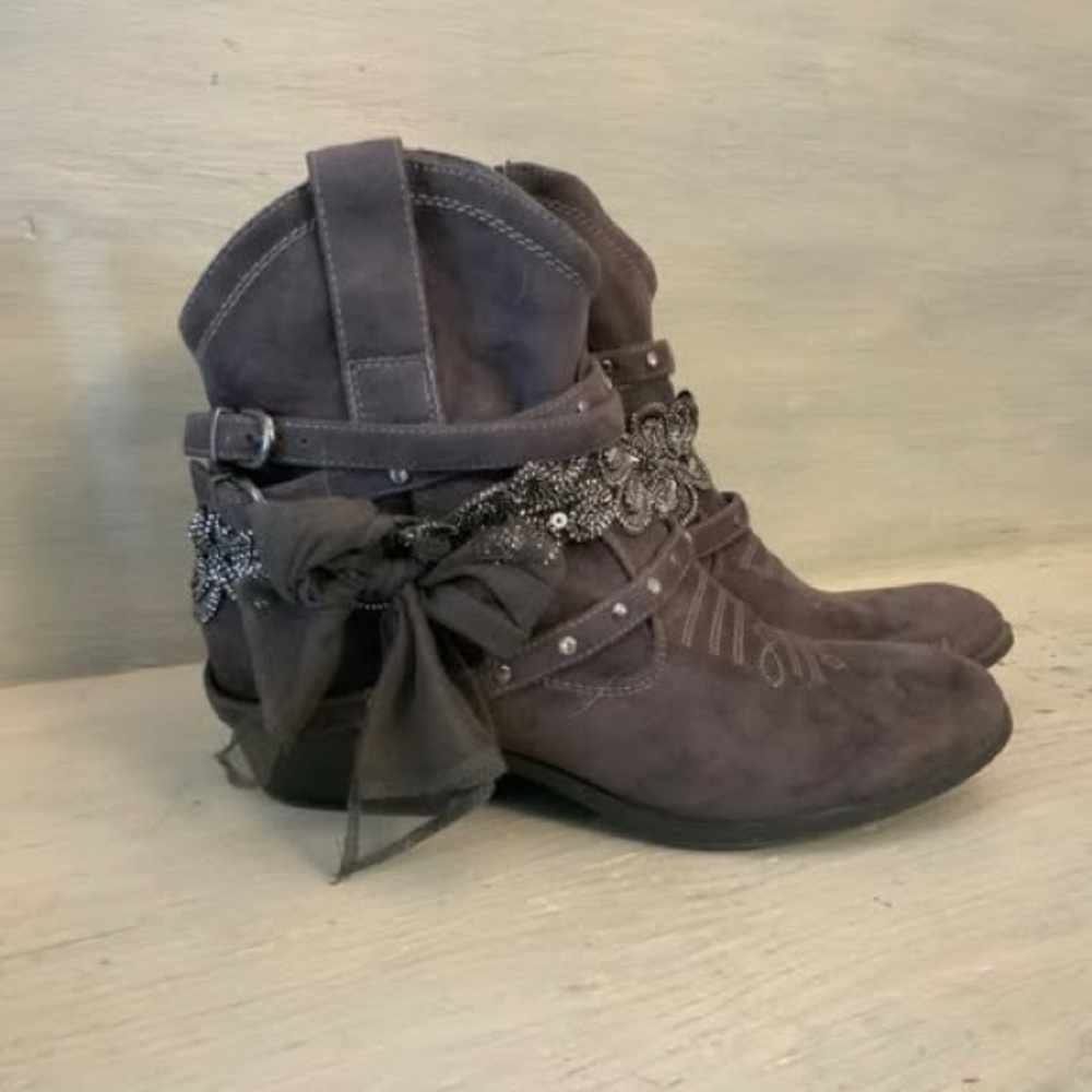 Not Rated Fancy Grey Faux Leather Western Style Ankle Boot Size‎ 9 GC